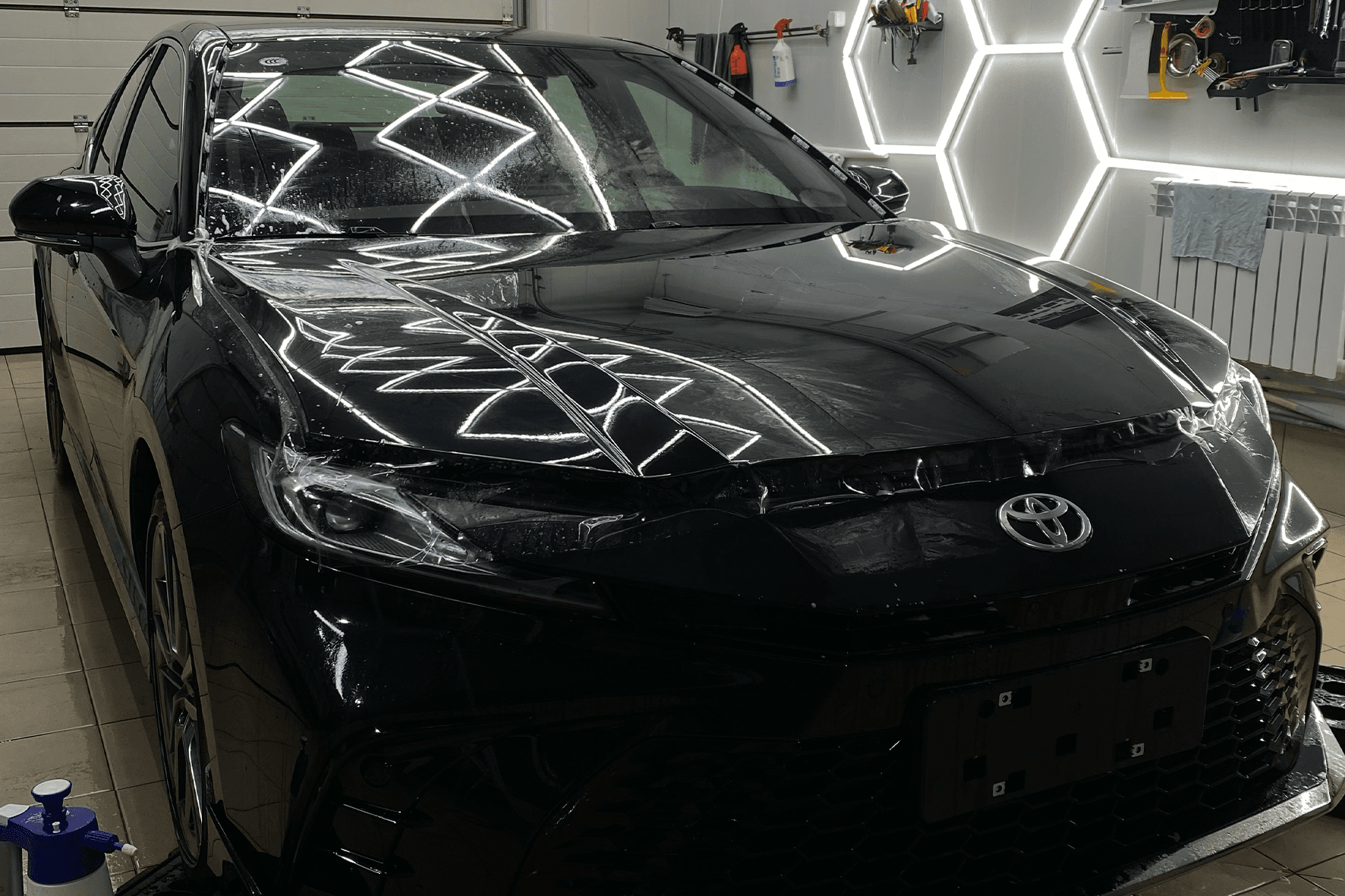 Toyota в детейлинг-центре Тонировашная — профессиональный свет для полировки